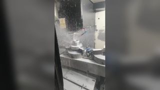 Bagian pohon Natal sedang dalam produksi
