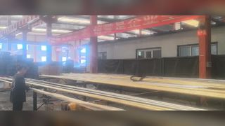 Batang yang dipoles sedang dikemas